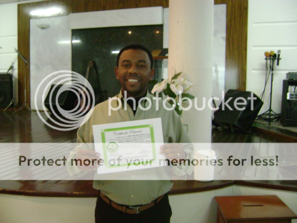 Pr. José Carlos recebendo seu Certificado Pastoral